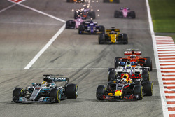 Льюіс Хемілтон, Mercedes F1 W08, випереджає Даніеля Ріккардо, Red Bull Racing RB13, попереду Феліпе