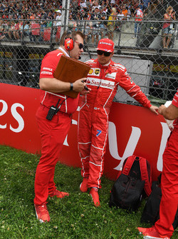Kimi Raikkonen, Ferrari, Dave Greenwood, Ferrari Race Engineer