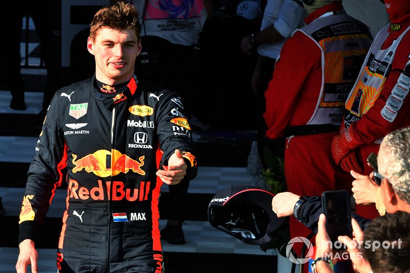 Le troisième, Max Verstappen, Red Bull Racing, dans le Parc Fermé