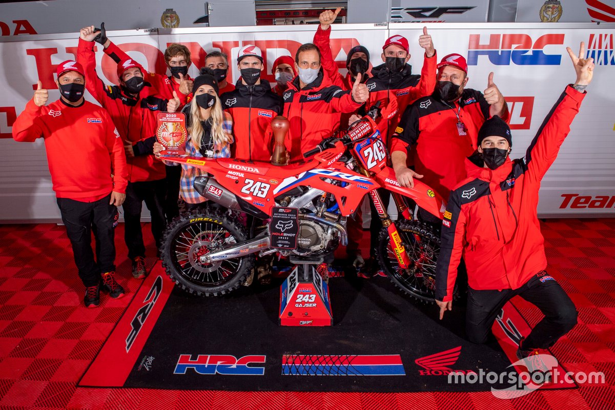Tim Gajser, Team HRC, bersama para kru dan mekanik.
