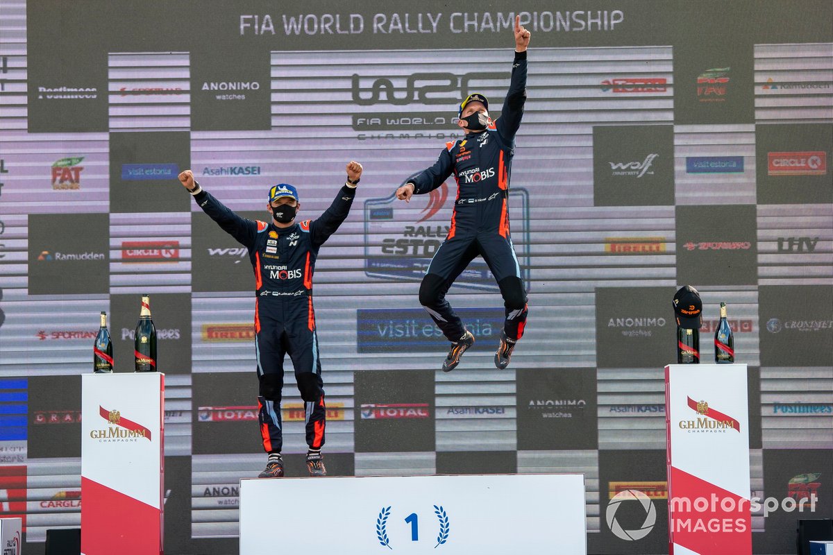 Podium: Les vainqueurs Ott Tänak, Martin Järveoja, Hyundai Motorsport Hyundai i20 Coupe WRC