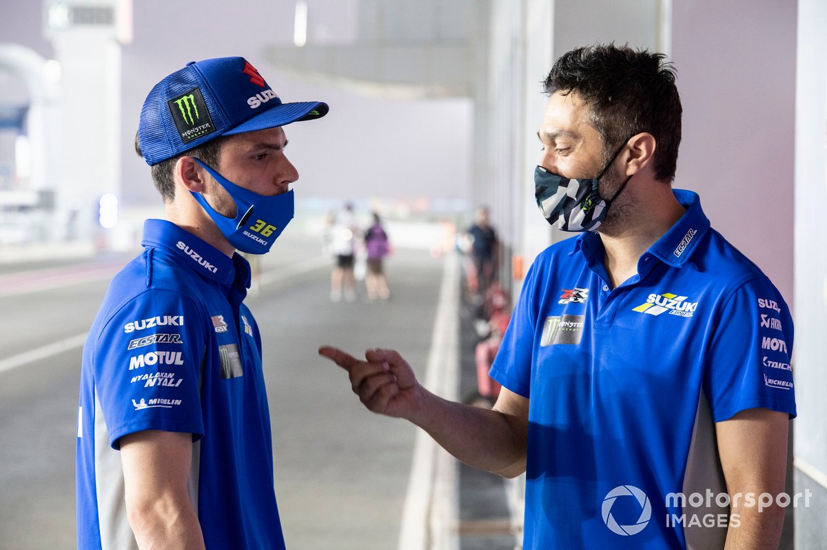 Pembalap Suzuki Ecstar, Joan Mir, bersama crew chief-nya, Frankie Carchedi.