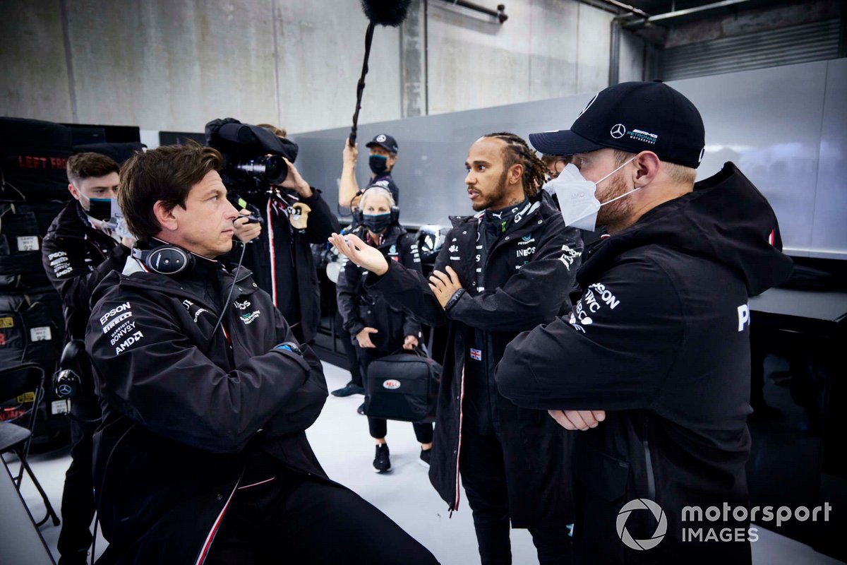 Toto Wolff, Team Principal Mercedes AMG, bersama Lewis Hamilton, Mercedes, dan Valtteri Bottas, Mercedes, saat berdiskusi di garasi.