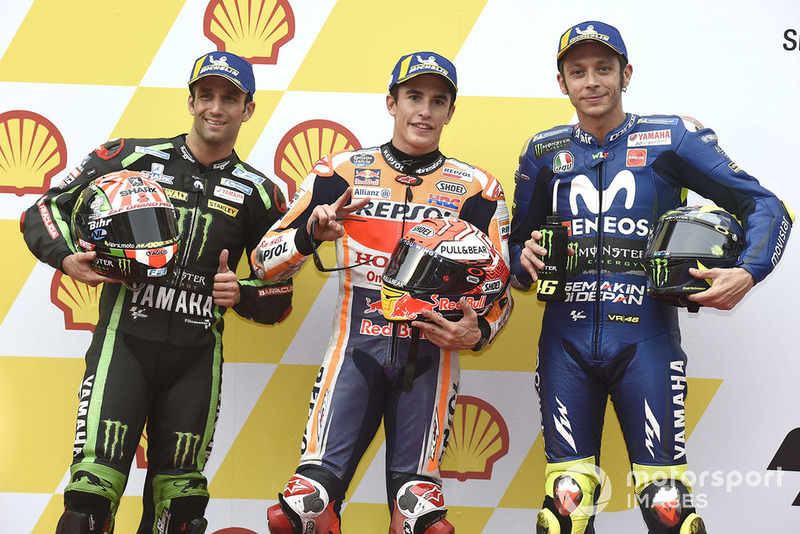 Le poleman Marc Marquez, Repsol Honda Team, le deuxième, Johann Zarco, Monster Yamaha Tech 3, le troisième, Valentino Rossi, Yamaha Factory Racing