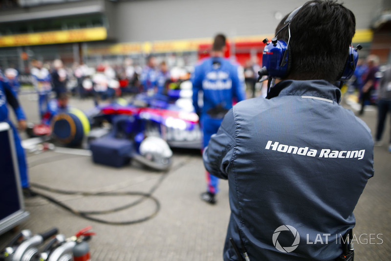 Des ingénieurs Toro Rosso Honda sur la grille