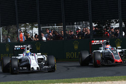 Felipe Massa, Williams FW38 und Romain Grosjean, Haas F1 Team VF-16