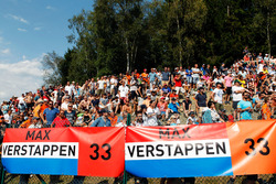Fans en spandoeken voor Max Verstappen, Red Bull Racing