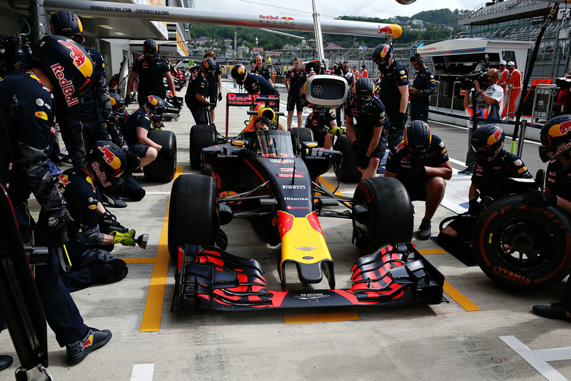 Daniel Ricciardo, Red Bull Racing RB12 met het aeroscreen in de pits