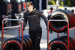 McLaren mekanikeri Pirelli lastiklerini taşıyor