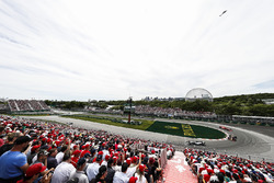 Льюіс Хемілтон, Mercedes AMG F1 W09, попереду Даніеля Ріккардо, Red Bull Racing RB14