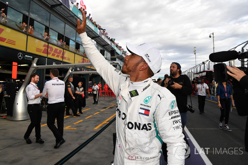 Il poleman Lewis Hamilton, Mercedes-AMG F1 festeggia nel parco chiuso