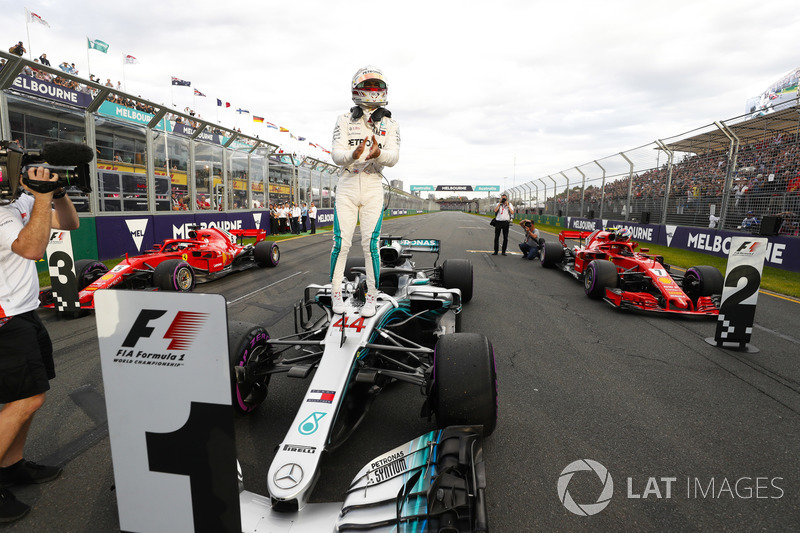 Lewis Hamilton, Mercedes AMG F1, festeggia la conquista della pole position sul rettilineo accanto ai box
