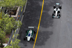 2016 Dünya Şampiyonu Nico Rosberg ve babası 1982 Dünya Şampiyonu Keke Rosberg, şampiyon oldukları araçları sürüyorlar