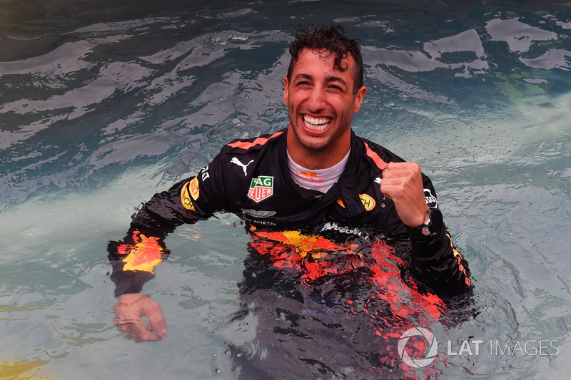 Переможець Даніель Ріккардо, Red Bull Racing, з командою