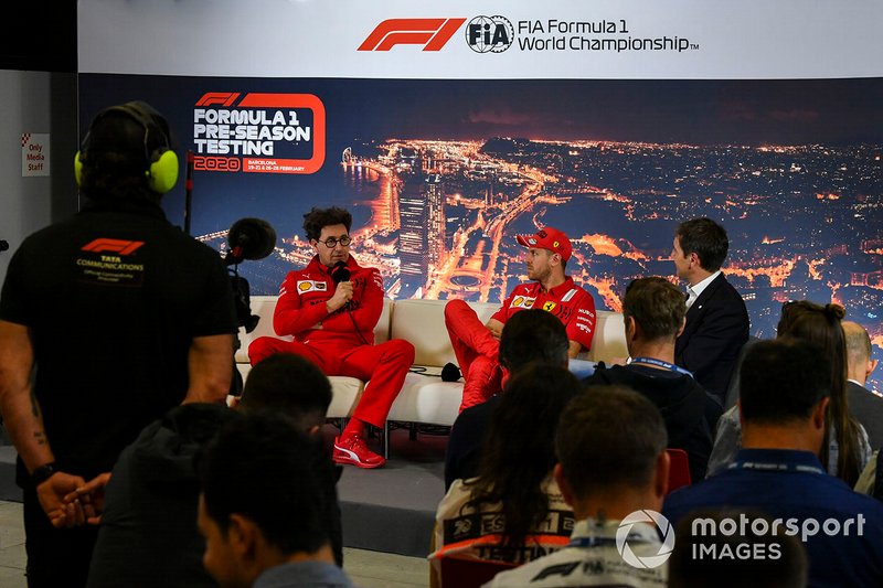 Руководитель команды Ferrari Маттиа Бинотто и гонщик Себастьян Феттель на пресс-конференции во время предсезонных тестов Формулы 1