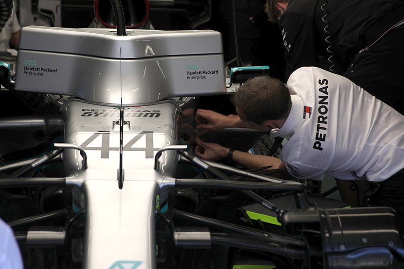 Mercedes F1 W11: un meccanico chiude il foro nel lato sinistro