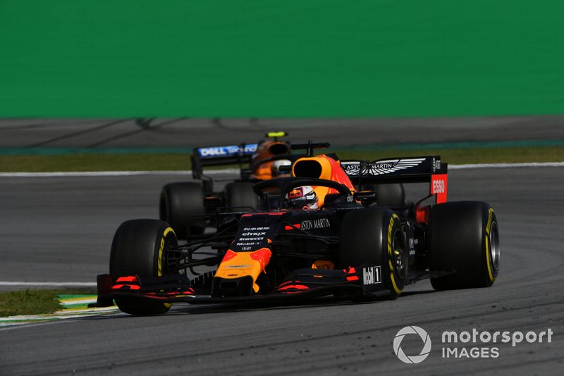 Max Verstappen, Red Bull Racing RB15, memimpin atas Lando Norris, McLaren MCL34 pada lomba F1 GP Brasil 2019.