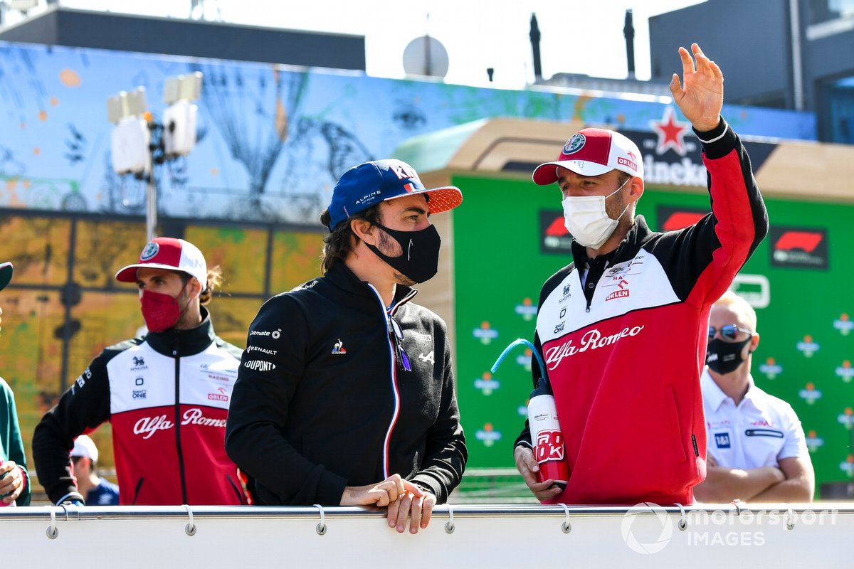 Fernando Alonso, Alpine F1 and Robert Kubica, Test and Reserve Driver, Alfa Romeo Racing on the drivers parade