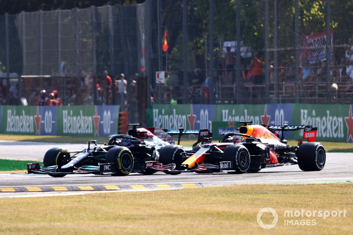 Lewis Hamilton, Mercedes W12, berduel sengit melawan Max Verstappen, Red Bull Racing RB16B, pada lomba F1 GP Italia 2021 lalu sebelum terjadinya kecelakaan.