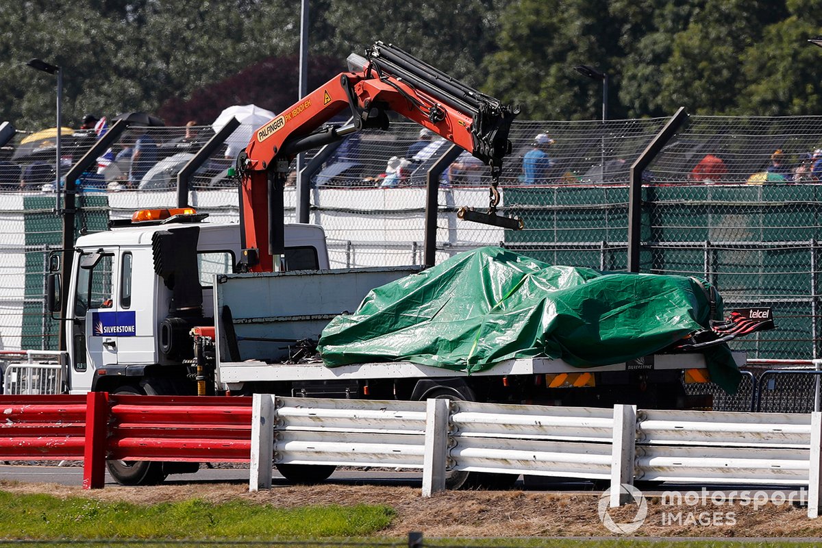 El coche de Max Verstappen, Red Bull Racing RB16B sobre una grúa es llevado al garaje