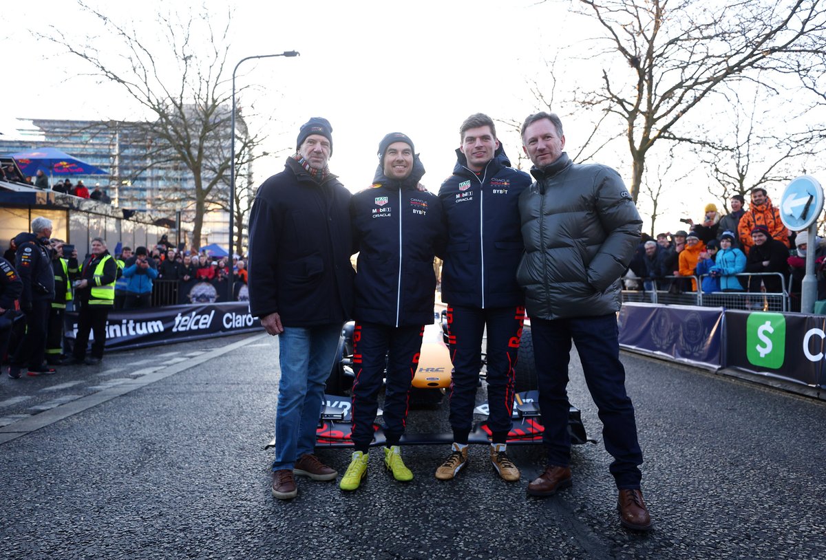 Max Verstappen, Sergio Pérez, Christian Horner y Adrian Newey durante los festejos de Red Bull en Milton Keynes.