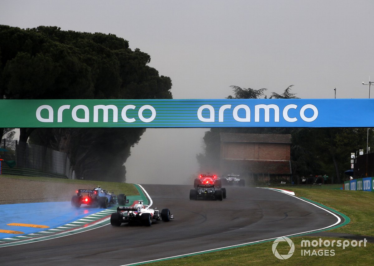 Nicholas Latifi, Williams FW43B, reprend la piste devant Nikita Mazepin, Haas VF-21