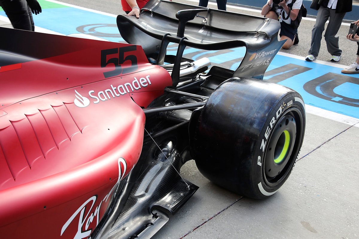 Ferrari F1-75 voorzien van een verstevigende vloerstang