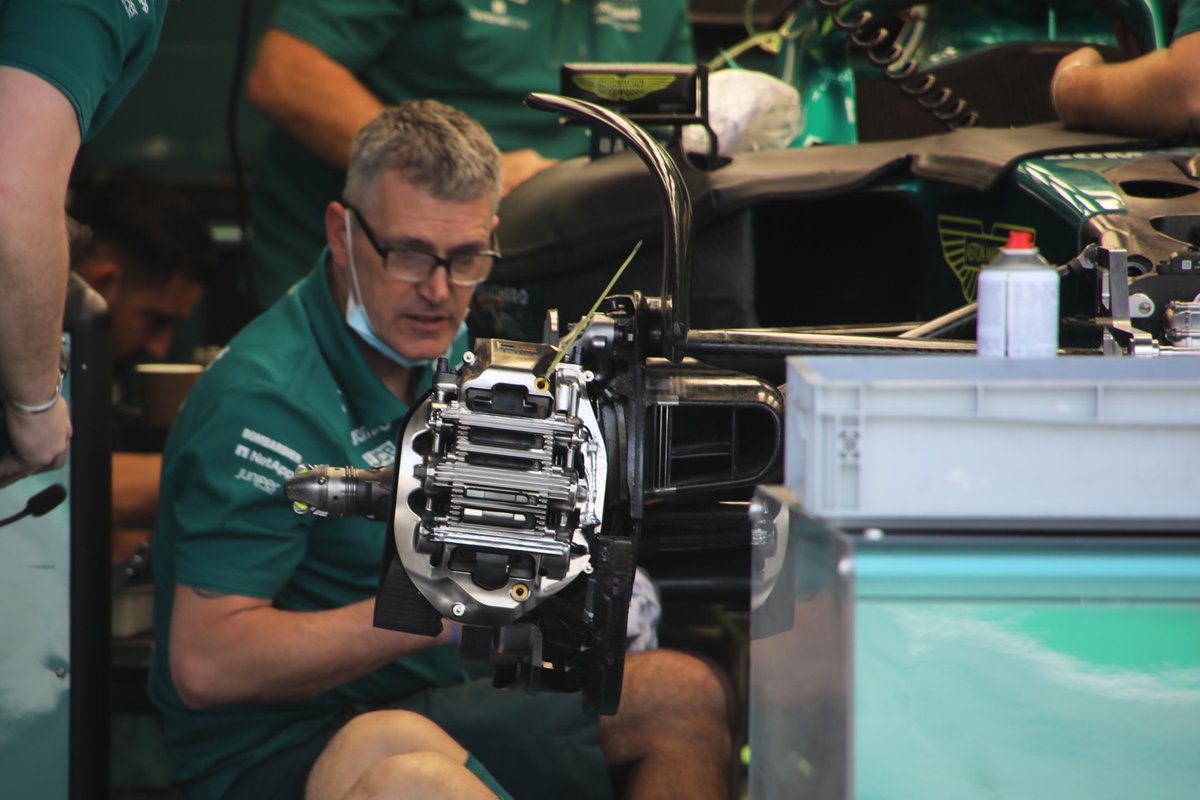 Detalle del freno delantero del Aston Martin AMR22