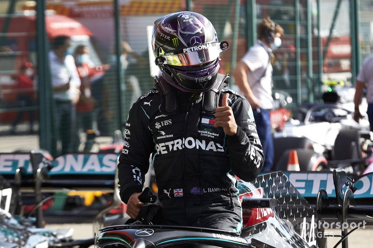 Lewis Hamilton, Mercedes-AMG F1, fête dans le parc fermé après avoir sécurisé la pole