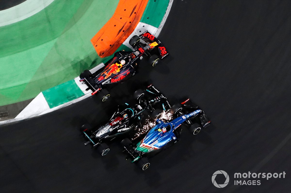 Verstappen attacca all'interno, mentre Hamilton si difende da Ocon alla seconda ripartenza a Jeddah