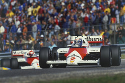 Алан Прост попереду Нікі Лауди, McLaren MP4/2B TAG Porsche