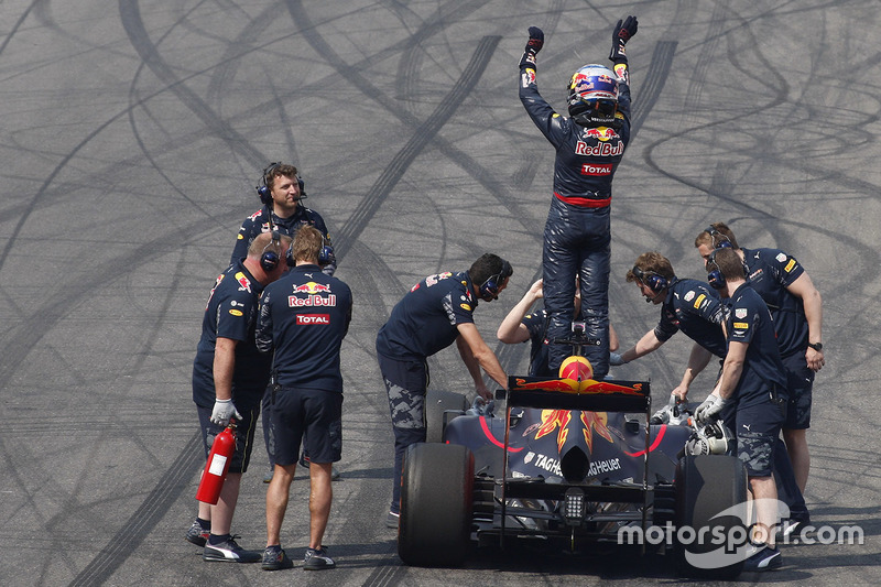 Verstappen zwaait naar de fans
