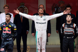 Lewis Hamilton, Mercedes AMG F1 mit Daniel Ricciardo, Red Bull Racing und Sergio Perez, Force India