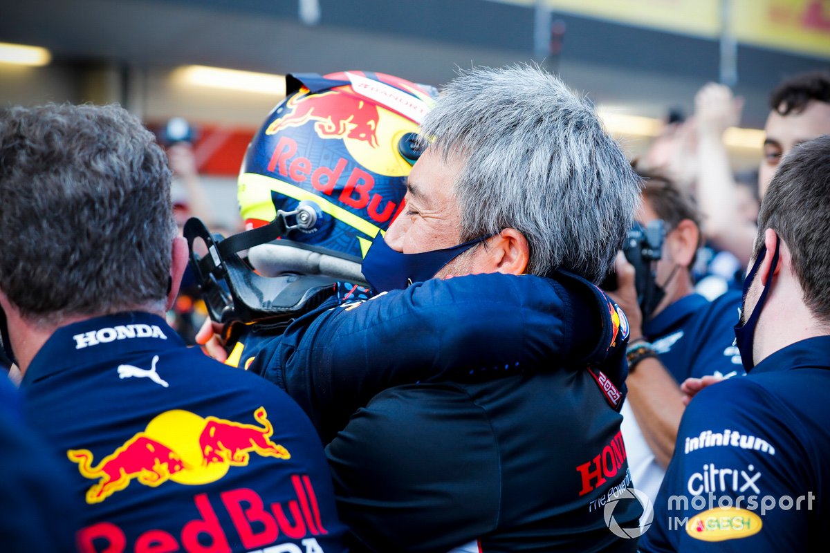 Sergio Perez, Red Bull Racing, posisi 1, Masashi Yamamoto, General Manager, Honda Motorsport, dan tim Red Bull merayakan di Parc Ferme