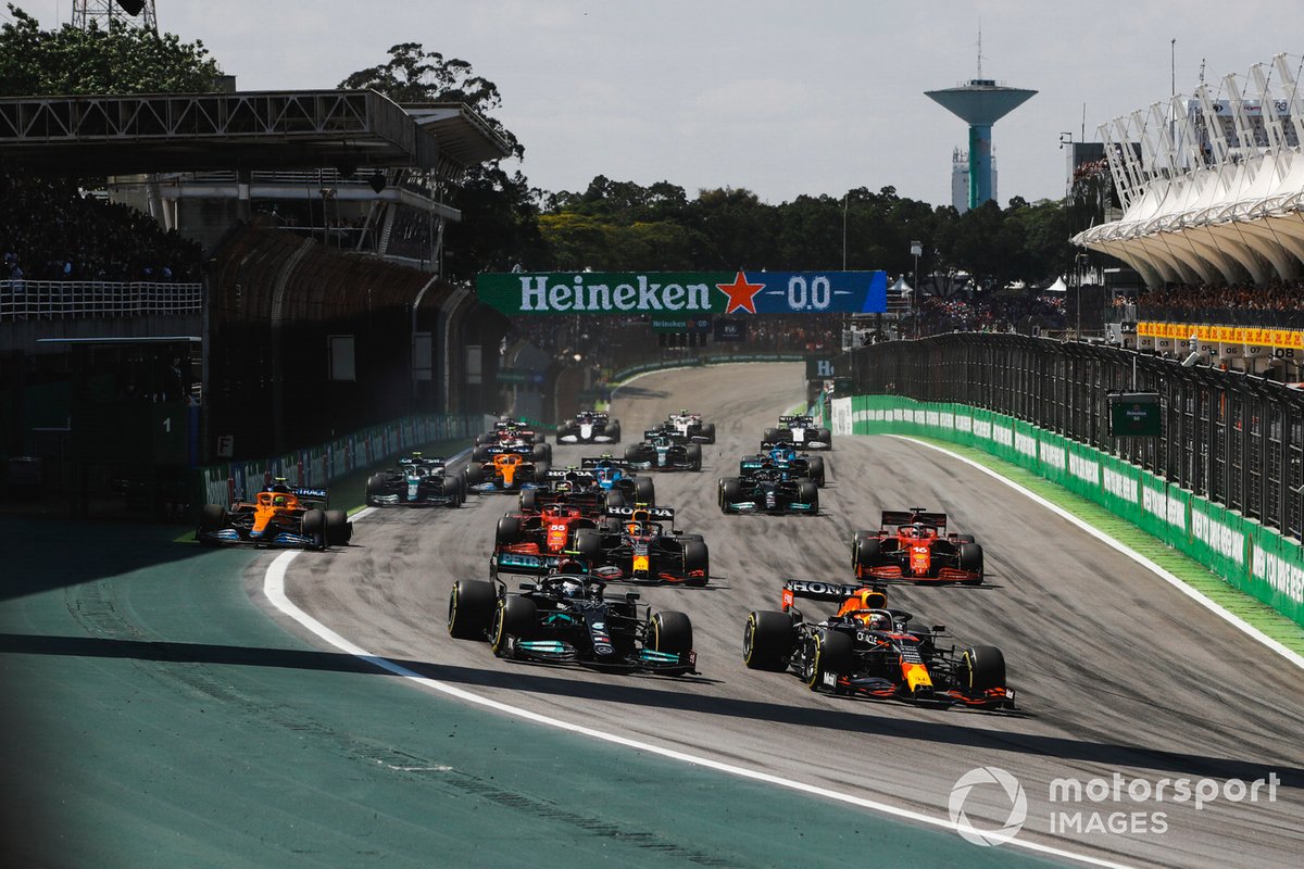 Max Verstappen, Red Bull Racing RB16B, Valtteri Bottas, Mercedes W12, Sergio Perez, Red Bull Racing RB16B, Charles Leclerc, Ferrari SF21, Carlos Sainz Jr., Ferrari SF21, and the rest of the field at the start