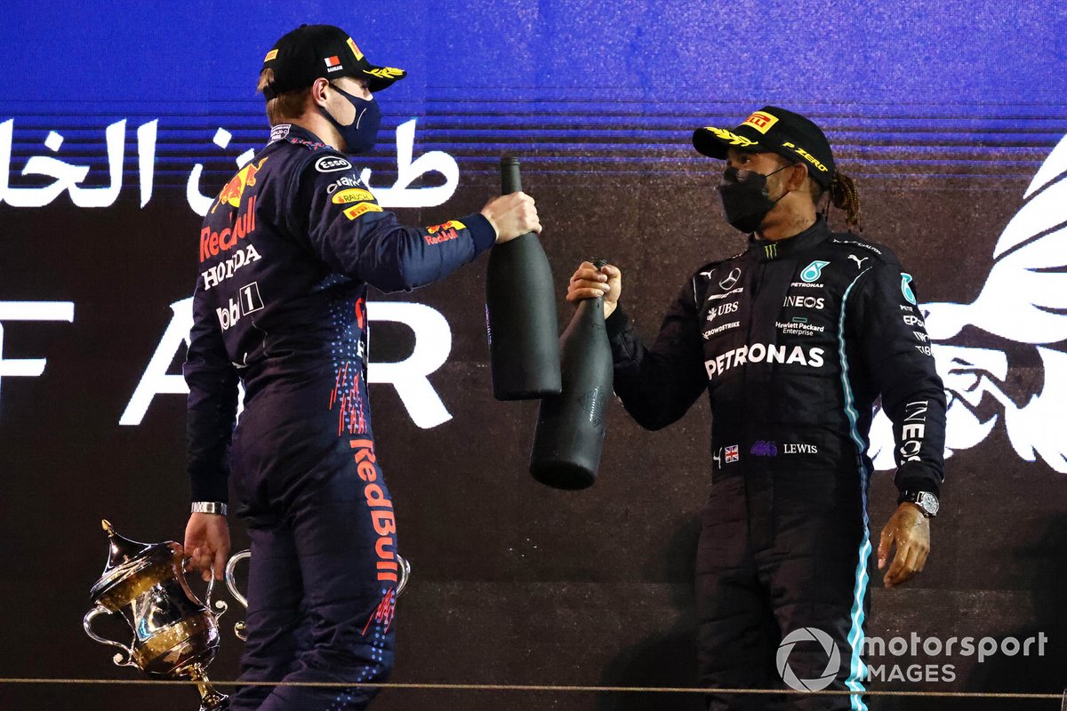 Le deuxième Max Verstappen, Red Bull Racing, et le vainqueur Lewis Hamilton, Mercedes, sur le podium