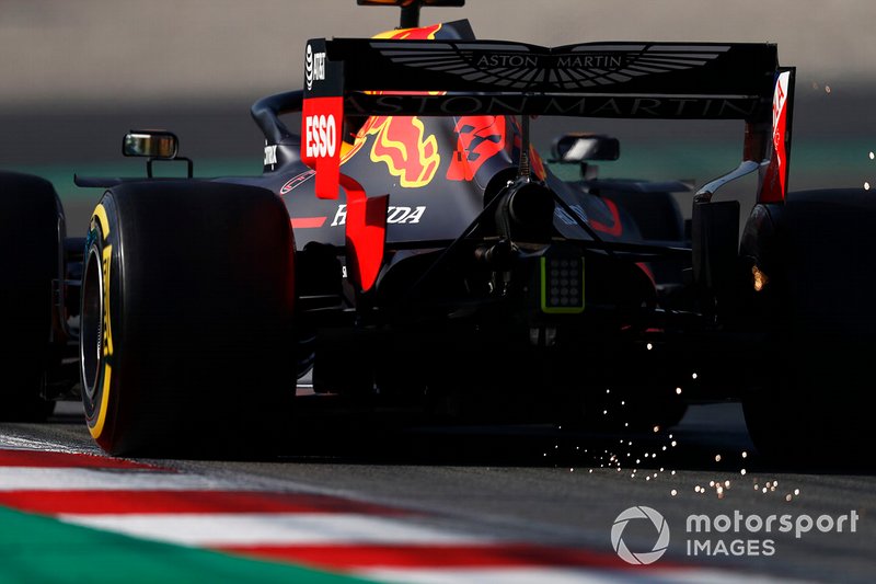 Max Verstappen, Red Bull Racing RB15, fait des étincelles
