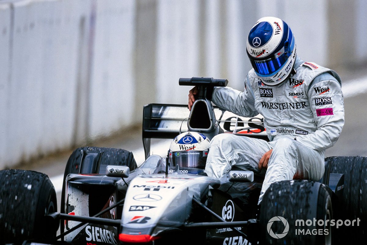 David Coulthard, McLaren MP4-16 le da a Mika Hakkinen, McLaren un aventón