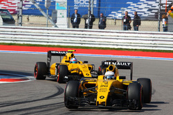 Kevin Magnussen, Renault Sport F1 Team RS16, vor Jolyon Palmer, Renault Sport F1 Team RS16