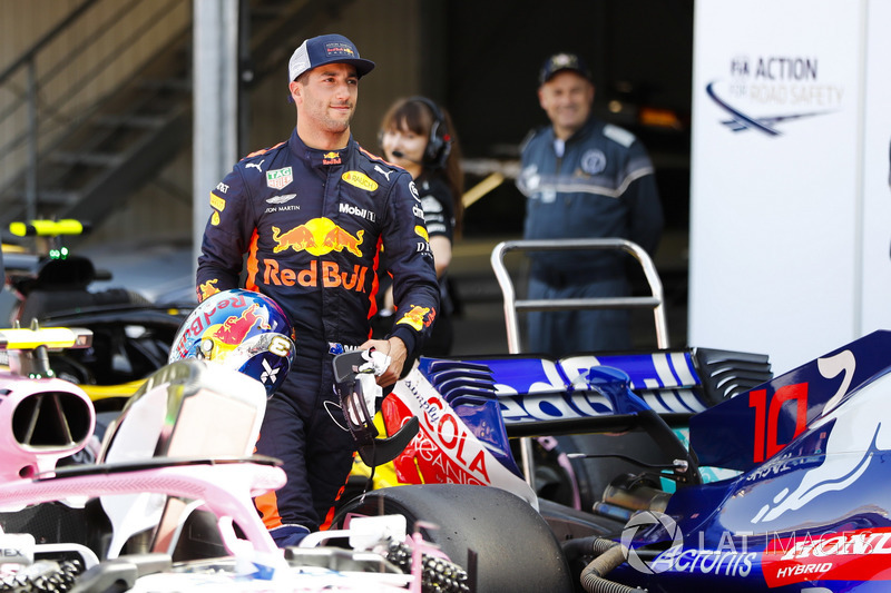 Daniel Ricciardo, Red Bull Racing, dans le Parc Fermé après sa pole position
