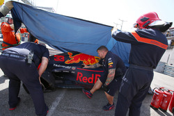I marshal recuperano la monoposto incidentata di Max Verstappen, Red Bull Racing RB14