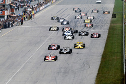 Gilles Villeneuve, Ferrari Ferrari 312T3 ilk startta pole sahibi Mario Andretti, Lotus 79'un önünde