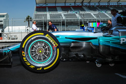 Pneumatico Pirelli e dettaglio dell'aerodinamica della monoposto di Lewis Hamilton, Mercedes-Benz F1 W08