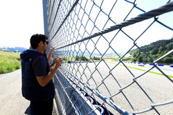 Марк Веббер спостерігає за Марком Маркесом, який тестує болід Toro Rosso