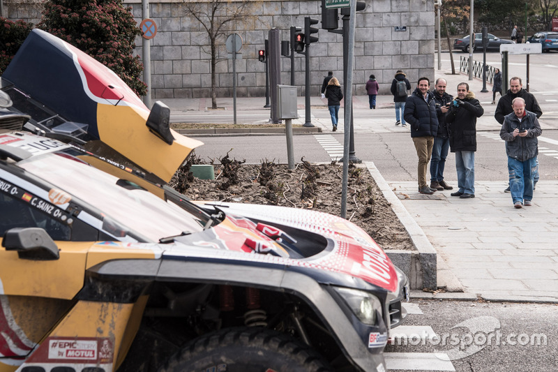 Carlos Sainz, Lucas Cruz, Peugeot Sport en las calles de Madrid