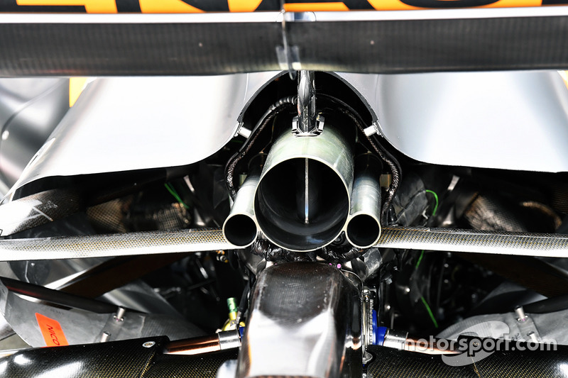 Detalle de los escapes del RS17 del Renault Sport F1 Team