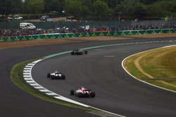 Nico Hulkenberg, Renault Sport F1 Team RS17, Felipe Massa, Williams FW40, Sergio Perez, Sahara Force