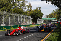 Kimi Räikkönen, Ferrari, SF70H; Max Verstappen, Red Bull Racing, RB13