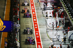 Carlos Sainz Jr., Scuderia Toro Rosso STR12, Kevin Magnussen, Haas F1 Team VF-17, Daniil Kvyat, Scud