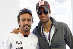 Fernando Alonso, McLaren, mit Sänger Enrique Iglesias